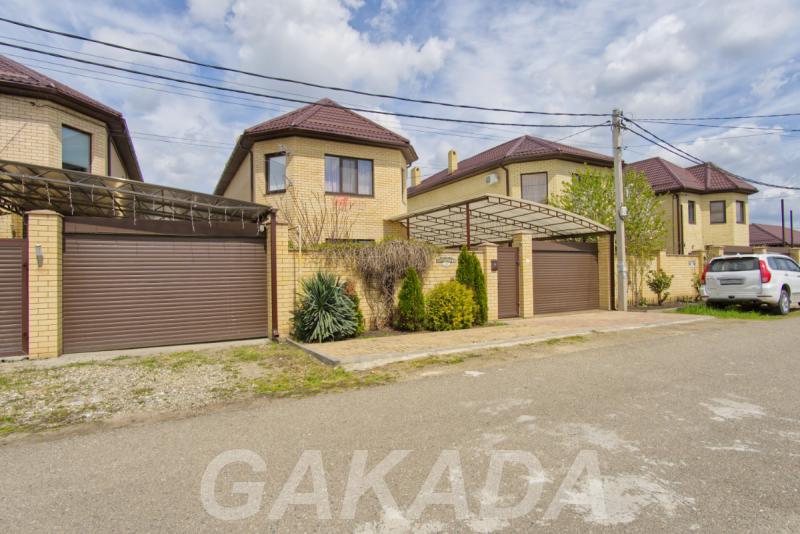 Просторный двухэтажный дом в развитом районе Краснодара,  Краснодар