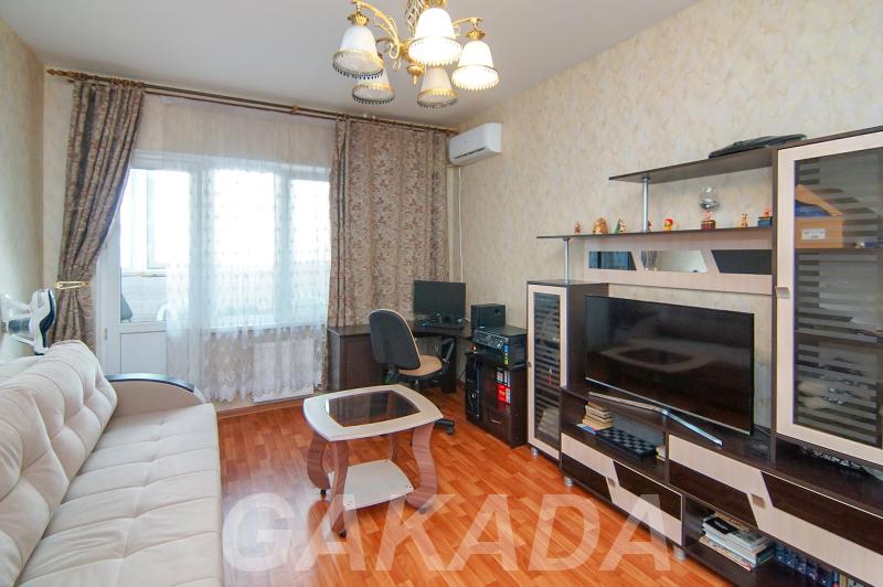 2 х комнатная квартира с ремонтом и 2 балконами,  Краснодар