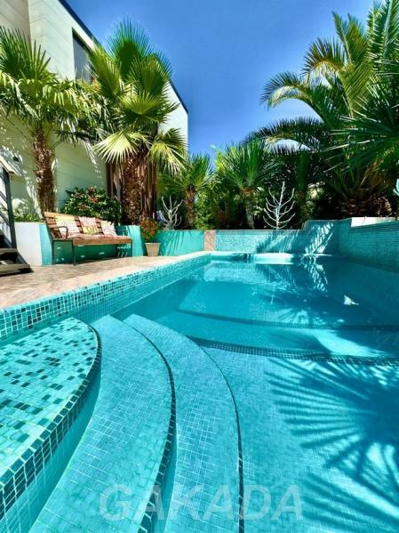 Апартаменты с теплым бассейном в центре Сириуса, Сочи