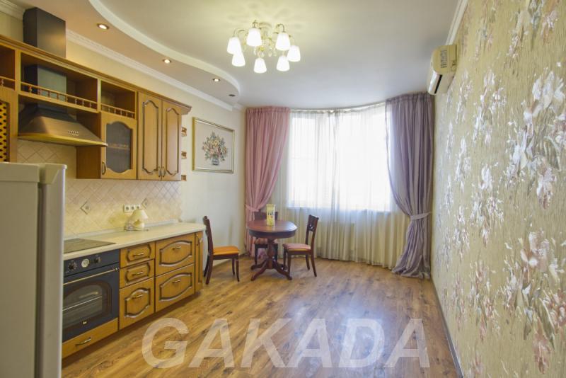 Большая 2 х комнатаная квартира бабочка с тремя балконами,  Краснодар