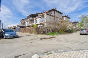 Трёхэтажный дом с террасой и красивым видом в развитом рай